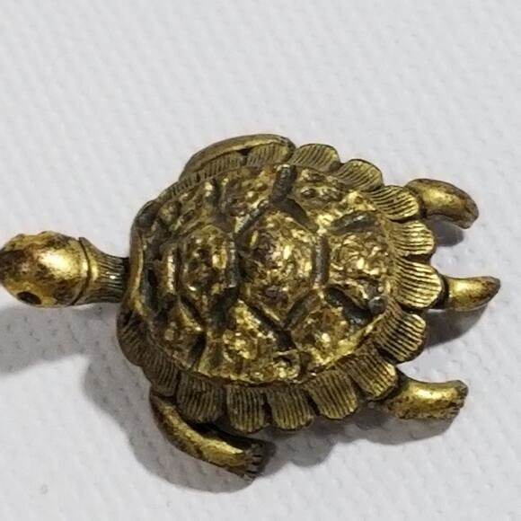 Vintage brass tortoise brooch 1"x7/8" - Picture 14 of 15